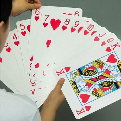 一套54张超大创意扑克牌，适合节日活动、游戏室、后院派对、聚会等场合，趣味娱乐纸牌游戏。