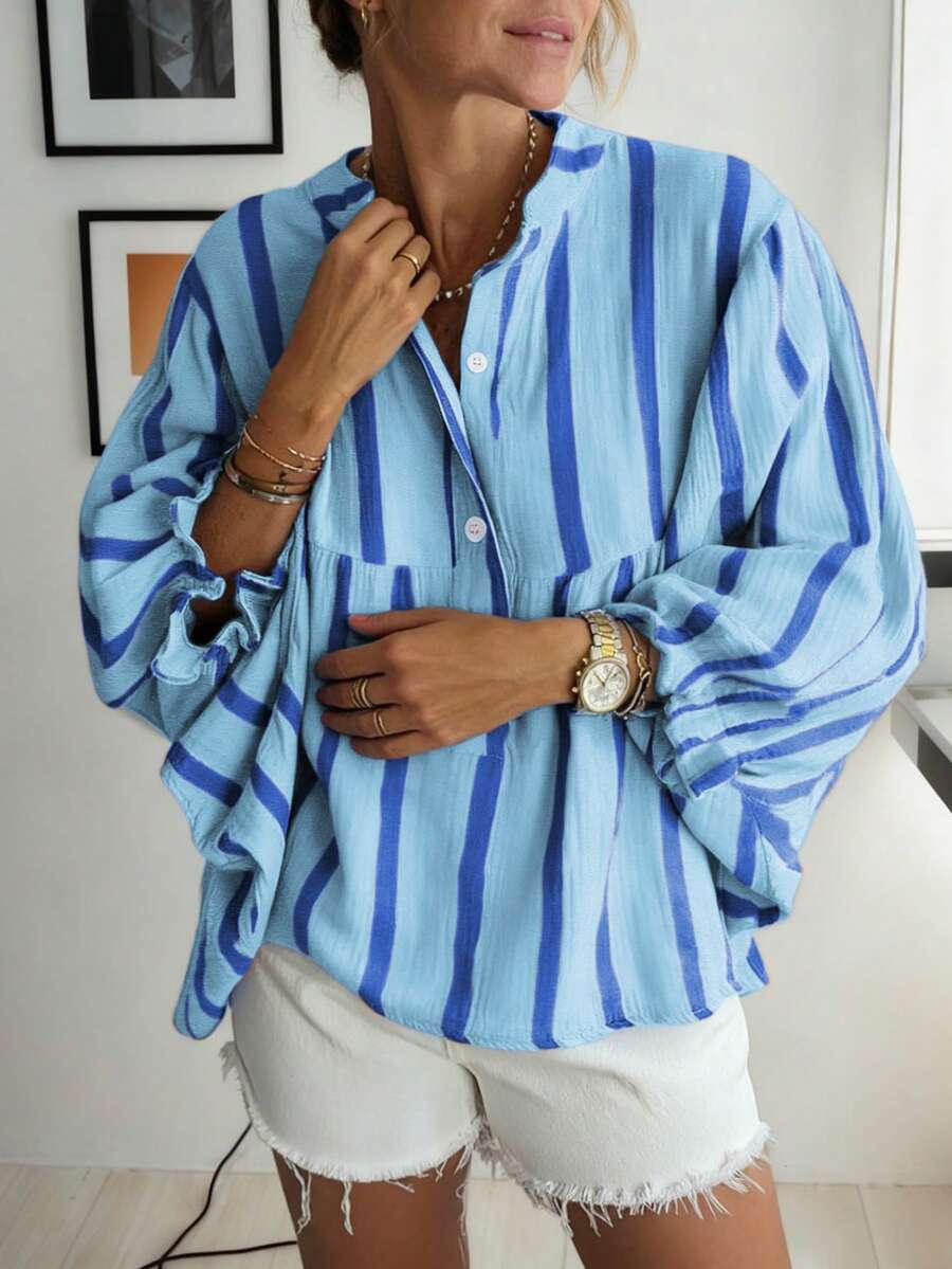 Blusa de mujer informal de estilo vacacional para primavera y verano, con estética vintage de billetes antiguos, para ir al trabajo, minimalista, vintage, simple, de estilo americano, con rayas populares, bloqueo de color, puño con volantes, cuello en V, holgada, abotonada, con bajo con volantes, adecuada para ropa exterior - Celeste - Ver 1