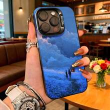 Cubierta de telefono con diseño de paisaje azul cielo nubes y personas caminando en campo de flores color azul profundo para uso diario en cafeterias y salas de estar - Negro - Ver 2