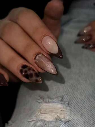 10 piezas de uñas con forma de almendra, de color marrón, estilo francés, con punta, con una base de brillo fino plateado, con un efecto degradado con manchas marrones. Ideal para diseños de uñas de otoño e invierno. Aspecto sencillo, elegante y de alta gama, fácil de combinar con varios atuendos. Se pueden usar en cualquier entorno y se pueden desprender y volver a colocar fácilmente para una aplicación conveniente del arte de uñas.