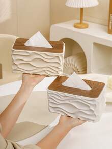 1 علبة مناديل أنيقة بطراز نوردي مع تصميم جمالي عصري. تتميز بسطح موجي وغطاء خشبي، وتوفر تخزين مناديل بسعة وحجم كبير كحامل مناديل على المكتب. مناسبة للحمامات وطاولات الطعام ومكاتب المكاتب وغرف المعيشة والمطاعم الراقية والمقاهي والصالات - مثالية كهدية لتدشين المنزل أو عيد ميلاد أو عيد ميلاد لأفراد العائلة والأصدقاء.