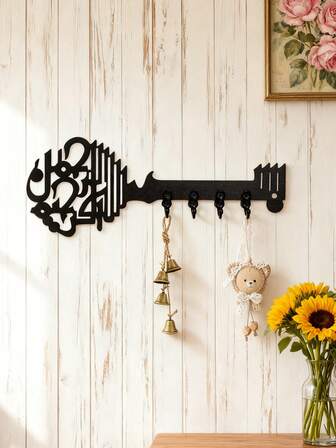 1个简约钥匙造型墙面装饰挂钩，木质面板搭配小型金属挂钩设计，可壁挂，用于收纳钥匙、小型装饰品、项链等，适用于浴室、洗手间、厨房、储藏室等场所。