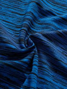 两件男士短袖上衣，采用时尚迷彩图案、圆领、针织面料和修身剪裁。运动风格设计，适合休闲穿着、街头服饰、户外活动、派对和运动场合——短袖。 - 彩色 - 查看 3