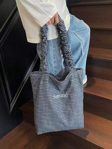 Ta pojemna torba na jedno ramię sprawdzi się w ruchu miejskim i na kampusie. Można ją nosić na wiele sposobów.