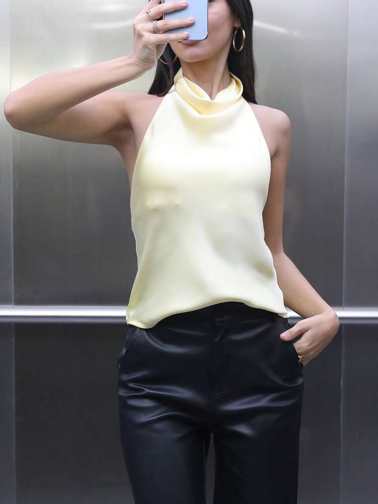 Regata feminina de cetim, cropped sem mangas estilo anos 2000, look urbano charmoso, regata amarela sem costas para o verão. - Amarelo - Ver 3