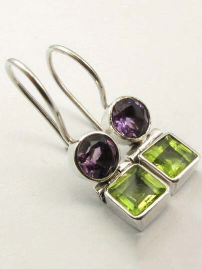 一对优雅简约的紫绿色仿水晶吊坠耳环，简约时尚，适合女性佩戴，可作为节日礼物或日常/度假佩戴。
