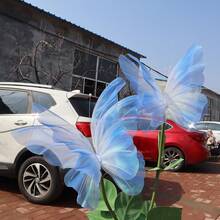 3D渐变雪纺巨型蝴蝶，适合婚礼装饰 - 逼真的人造欧根纱蝴蝶，是派对和户外节日装饰、订婚照背景、情人节/母亲节/毕业礼物、婚礼走道引导蝴蝶的理想之选。蝴蝶采用多层闪亮欧根纱叠加设计，边缘呈波浪状花瓣形状。 - 彩色 - 查看 3