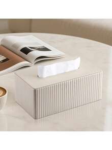 1 علبة مناديل أنيقة بطراز نوردي مع تصميم جمالي عصري. تتميز بسطح موجي وغطاء خشبي، وتوفر تخزين مناديل بسعة وحجم كبير كحامل مناديل على المكتب. مناسبة للحمامات وطاولات الطعام ومكاتب المكاتب وغرف المعيشة والمطاعم الراقية والمقاهي والصالات - مثالية كهدية لتدشين المنزل أو عيد ميلاد أو عيد ميلاد لأفراد العائلة والأصدقاء.