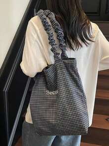 Ta pojemna torba na jedno ramię sprawdzi się w ruchu miejskim i na kampusie. Można ją nosić na wiele sposobów.