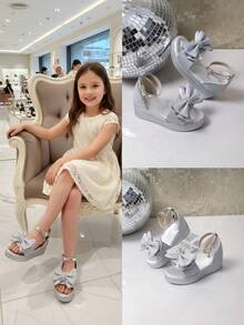 1 đôi dép xăng đan trẻ em đế dày màu bạc lấp lánh, chất liệu PU mềm mại sang trọng với nơ đính đá, thiết kế quai hậu và mũi tròn, dép xăng đan công chúa thoải mái và thời trang cho bé từ 3-15 tuổi, thích hợp cho mặc hàng ngày, dự tiệc, kỳ nghỉ, đi biển, mùa xuân/hè. - Bạc - Xem 7