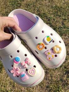 9 piezas de encantos de pastel rosa y oso de peluche, adecuados para zuecos calados, bolsas Bogg, chanclas de burbujas, sandalias, decoraciones de zapatos de PVC, accesorios de bolsas de playa, regalos de cumpleaños, Navidad, San Valentín, Halloween, artículos para fiestas - Oso pastelero de 9 piezas - Ver 6