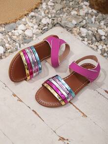 Un par de sandalias de metal con rayas de colores brillantes para niños, diseño multicolor, de moda, elegantes, casuales y cómodas. Es una excelente opción para salidas diarias, vida escolar, paseos por la playa, visitas al parque y compras en centros comerciales. Se puede combinar fácilmente con todo tipo de ropa infantil. - Multicolor - Ver 4