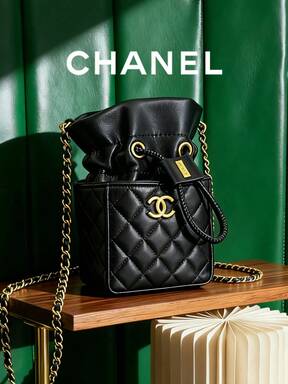 CHANEL レディース レザークロスボディバッグ、ミニチェーンショルダーバッグ ドローストリング デザイン、スタイリッシュブラックバッグ、旅行必需品やイブニングルックに最適、おしゃれなギフトオプション