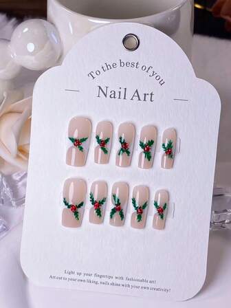 10片手工制作的棺材形美甲贴片，饰以手绘绿色草地和红色微晶点缀。非常适合圣诞美甲、圣诞花环以及各种增添优雅简约气息的设计。这款美甲贴片适合女孩和女士使用，可用于各种场合，并可通过按压式设计轻松取下。