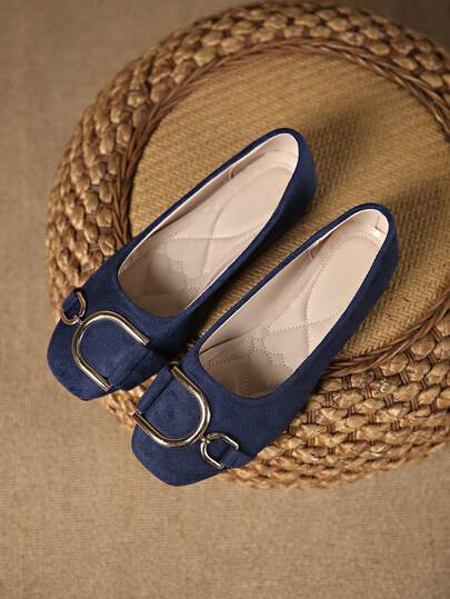 1双纯色时尚平底方头女鞋，适合办公室、居家、户外、健身房、派对、婚礼、度假、海滩等各种场合，四季皆宜。