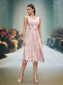 V-ringad ärmlös maxiklänning i mesh med tryck och fina inlägg - Dammrosa - Visa 4