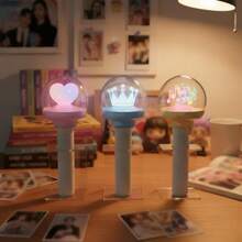 Kpop应援棒展示架 - 高强度亚克力材质，高度可调节，坚固底座，专为K-Pop粉丝设计，适用于应援棒、荧光棒等，可作为派对游戏配件、荧光棒支架、K-Pop应援棒收纳架，可调节高度，适用于各种K-Pop应援棒，可用于收藏展示和整理，适用于派对游戏、圣诞节、家居装饰等场合，尤其适合粉丝使用。 - 透明色-1pc - 查看 3