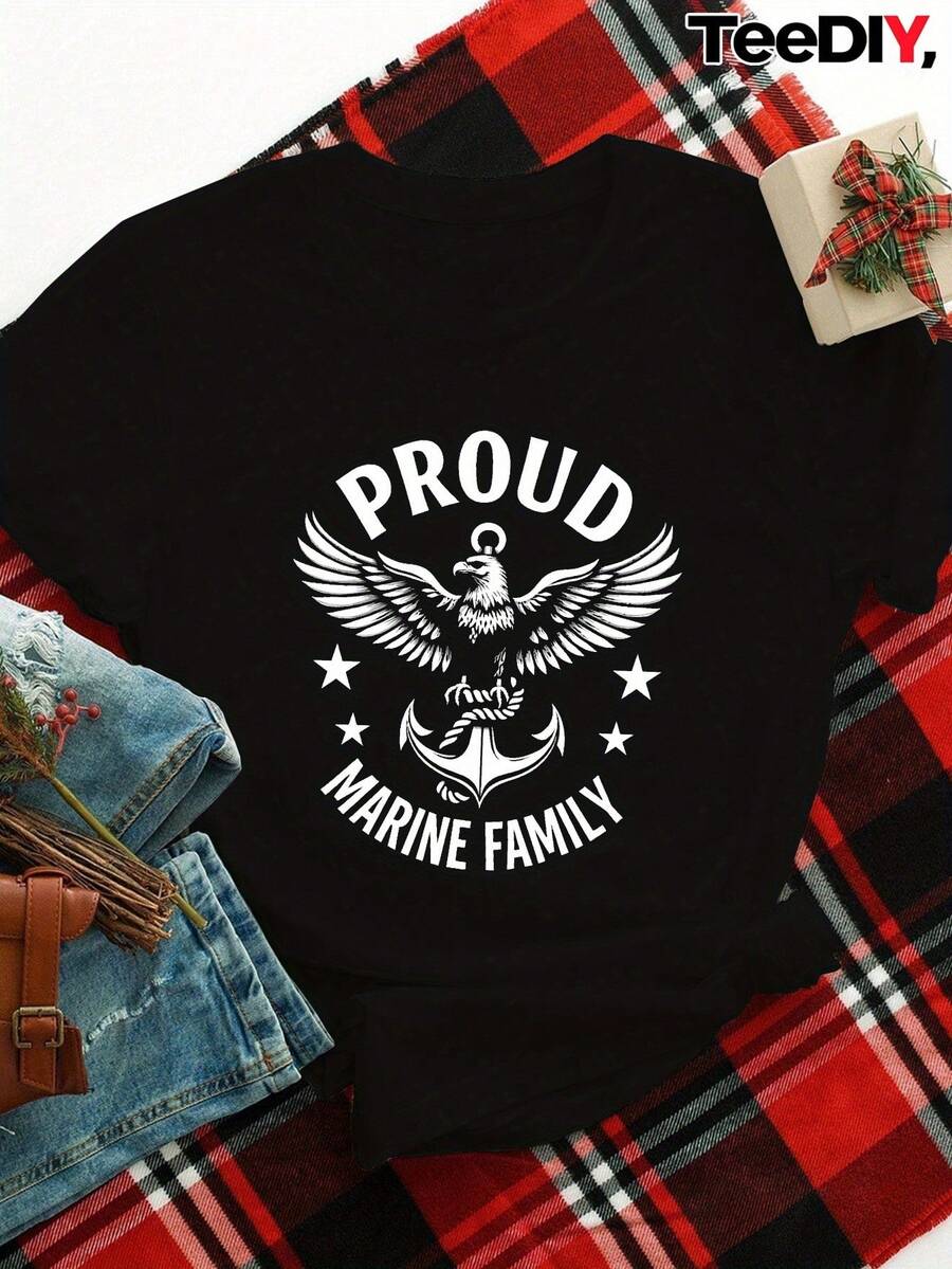 Maglietta grafica da donna "Proud Marine Family" - Nera con design patriottico bianco, maglietta casual a maniche corte con collo rotondo, abbigliamento casual e da famiglia di marine, abbigliamento adatto per tutte le stagioni, vestibilità comoda, stile vintage, tessuto morbido e traspirante - nero - Visualizzare 1