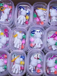 1/2/5/6 件套 DIY 手工套装 - 涂鸦娃娃钥匙扣，彩色小熊造型钥匙圈 | 材质：塑料 | 套装包含：1 个小熊素体 + 3 色颜料 + 1 个搅拌勺 + 1 个钥匙扣 | 颜色随机 | 提升创造力和动手能力 | 适用于派对游戏、课堂奖励、节日礼物