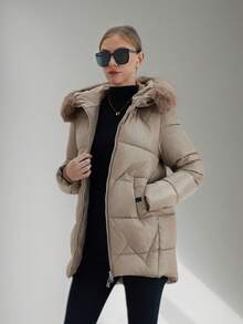 女士长款纯色外套，冬季保暖，修身款式，带人造毛皮帽 - 駝色 - 查看 2