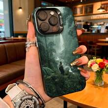 Cubierta de telefono con diseño de bosque misterioso verde oscuro con figura solitaria y texto SO COOL para iPhone en cafeterias y espacios urbanos - Negro - Ver 2