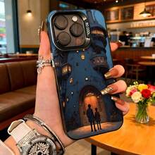 Cubierta de telefono con diseño de castillo mágico azul oscuro con pareja frente a puerta iluminada para uso diario en cafeterías y salas de estar - Negro - Ver 1