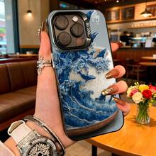 Cubierta de telefono con diseño de olas azules y ballenas estampadas en tonos blancos y azules para iPhone 14 Pro Max estilo artístico elegante ideal para uso diario en cafeterías y salones - Negro - Ver 2