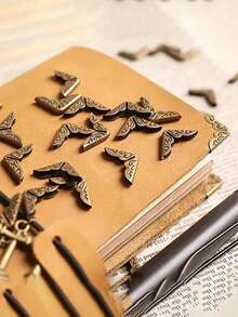 50个金色金属书角保护套——优雅保护书籍、相册和诗集。完美保护和装饰书籍，是返校学生和爱书人士的理想之选。也是打造整洁工作空间、返校学习的必备办公用品。 - 均碼 - 查看 7