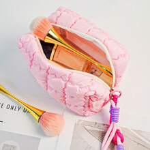 这款马卡龙色化妆包采用便捷的提手设计，非常适合旅行携带。它由柔软的绗缝泡沫面料制成，空间宽敞，并配有时尚的拉链和格子图案。这款便携式化妆包包含一个抽绳和一个可爱的零钱包，还可以用作珠宝收纳包、化妆刷收纳包和口红收纳包。 - 彩色 - 查看 4