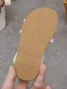 1双简约公主风平底凉鞋，时尚百搭的夏季必备单品，适合聚会和度假穿着。 - 白色 - 查看 7