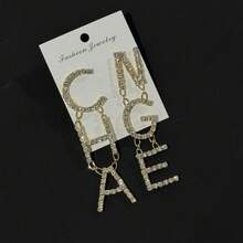 1 对银色水钻装饰夸张女王字母吊坠耳环，奢华珠宝礼物，适合女性派对