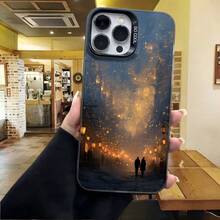 Cubierta de telefono con diseño de cielo estrellado azul oscuro con pareja caminando en la noche para iPhone 14 Pro Max estilo elegante para uso diario y eventos sociales - Blanco - Ver 4
