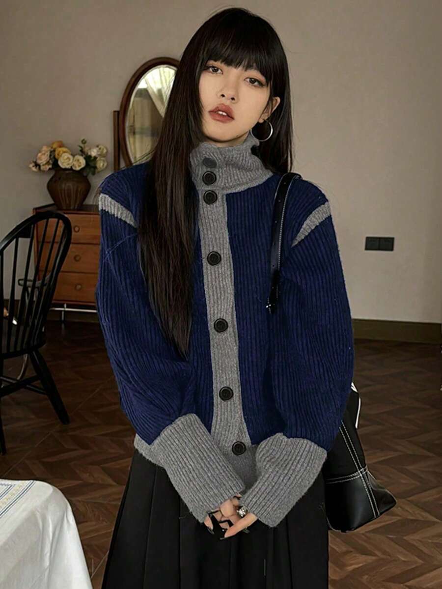 Áo khoác cardigan dệt kim phối màu tương phản, thiết kế retro giản dị, độc đáo, thích hợp cho mùa Thu/Đông.