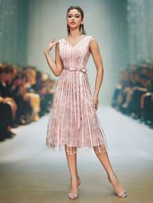 V-ringad ärmlös maxiklänning i mesh med tryck och fina inlägg - Dammrosa - Visa 3