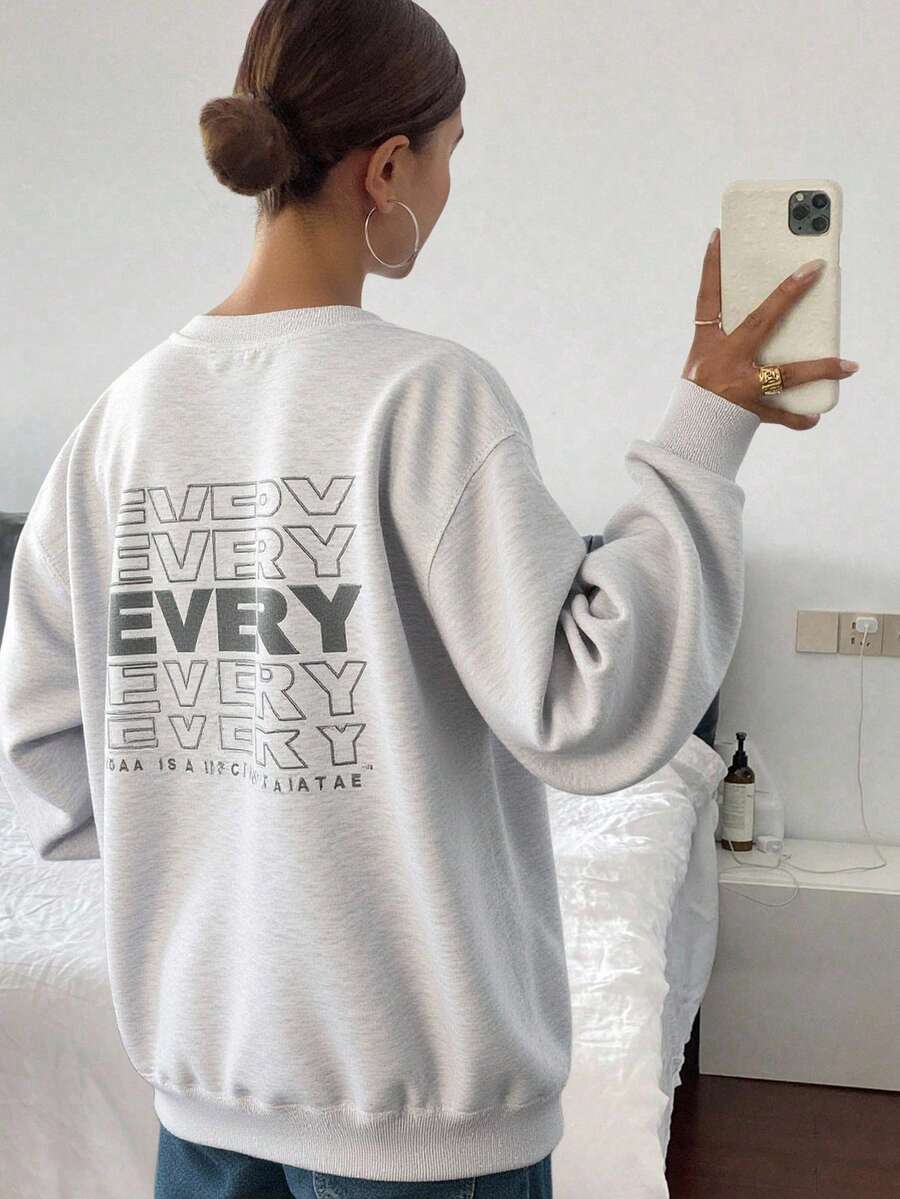 Livesso Sudadera holgada de felpa gruesa, de estilo casual y urbano, con cuello redondo, decorada con un patrón de contraste floral gris en la parte delantera, para mujer, para invierno - Gris - Ver 1