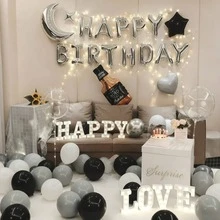 这款包含40个银色、黑色和灰色生日快乐气球装饰套装，包括金属质感的月亮、星星和心形铝箔气球，以及纯色乳胶气球。简约优雅，是成人派对和周年庆典的完美之选。 - 彩色 - 查看 4