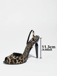 Giày sandal cao gót nữ, thời trang và thanh lịch, thích hợp cho các bữa tiệc, sự kiện ngoài trời và những dịp trang trọng. Thiết kế nổi bật với lớp phủ kim loại, mũi tròn, hở mũi, đính đá lấp lánh và quai buộc cổ chân. Màu nâu họa tiết da báo, phù hợp với mọi sự kiện trang trọng hoặc trang phục trang trọng. Thích hợp cho trang phục mùa xuân hè. - Nâu báo - Xem 4