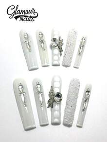 كل مجموعة تحتوي على 10 قطع من أظافر أكريليك على شكل تابوت مصنوعة يدويًا من طراز Y2K، تتميز بتصاميم فرنسية مزينة بالراين ستون والبتلات والزخارف الفراشية. متوفرة بدرجات لونية متعددة وظلال عارية، مع ثلاثة أحجام لتناسب احتياجات مختلفة. مثالية للاستخدام في عيد الميلاد والحفلات وحفلات التخرج والارتداء اليومي، تأتي هذه المجموعة مع طقم أدوات الأظافر، مما يجعلها هدية مثالية للنساء والفتيات. - متعدد الألوان - مشاهدة 1