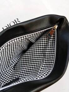 Dior 这款别致的黑色迪奥皮革手拿包饰有品牌标志，尽显奢华美感。无论是出席时尚晚宴还是日常使用，它都是必备单品，完美搭配前卫或优雅的服饰。对于追求高端设计的包袋爱好者来说，这是一款不可错过的精致之作。 - 黑色 - 查看 2