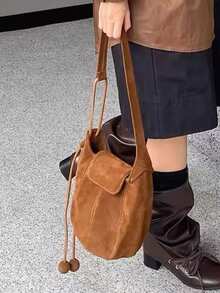 韩版哑光南瓜水桶包，通勤、外出、日常使用皆宜，小众女士斜挎单肩腋下水桶包 - 棕色 - 查看 4