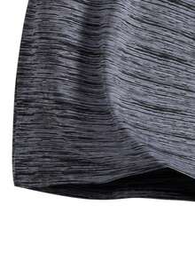 两件男士短袖上衣，采用时尚迷彩图案、圆领、针织面料和修身剪裁。运动风格设计，适合休闲穿着、街头服饰、户外活动、派对和运动场合——短袖。 - 彩色 - 查看 7