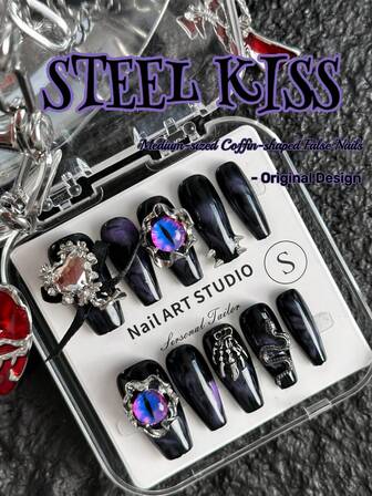 原创设计，手工制作，10片朋克风亚克力美甲套装，黑色美甲片，按压式短款棺材形美甲片，紫色美甲片，暗黑风格，渐变设计，邪眼和蛇形元素，完美搭配铆钉和心形美甲宝石。完美展现指尖魅力，提升个人风采。