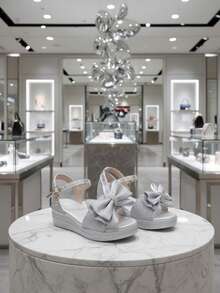 1 đôi dép xăng đan trẻ em đế dày màu bạc lấp lánh, chất liệu PU mềm mại sang trọng với nơ đính đá, thiết kế quai hậu và mũi tròn, dép xăng đan công chúa thoải mái và thời trang cho bé từ 3-15 tuổi, thích hợp cho mặc hàng ngày, dự tiệc, kỳ nghỉ, đi biển, mùa xuân/hè. - Bạc - Xem 2