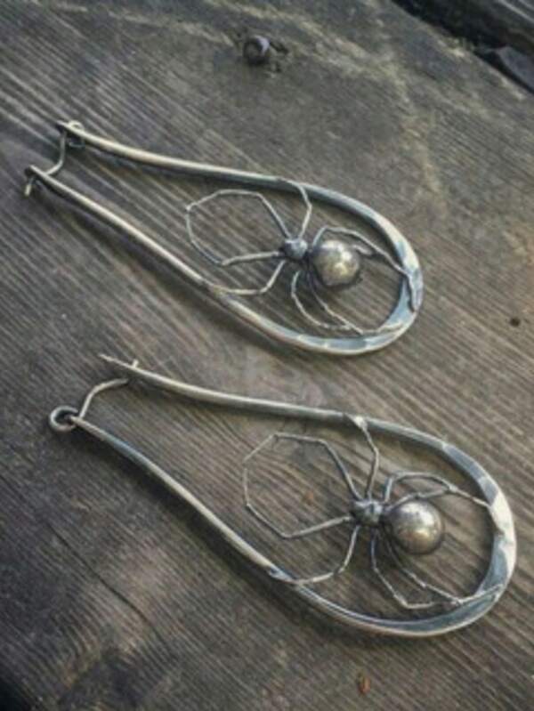 1 Pair Retro Fashionable Geometric Hollow Design, 3D Spider Wrapped, Suitable For Music Festivals And Parties