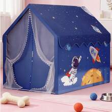 خيمة منزلية للحيوانات الأليفة ذات موضوع الفضاء للكلاب والقطط الكبيرة والمتوسطة الحجم، مأوى داخلي فسيح للحيوانات الأليفة مع بابين وشباك قابل للتهوية، بنمط جميل لرائد الفضاء والصاروخ، كهف أليف مريح يناسب أكثر من حيوان أليف