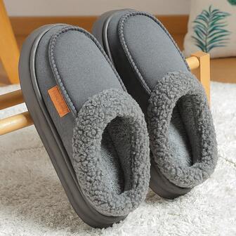 男士加大码纯色休闲高品质羊羔绒拖鞋，圆头套脚设计，方便穿脱，适合商务旅行，侧边字母logo，侧缝工艺增高约2.5厘米，室内卧室客厅健身房/户外雪地穿着皆宜，高端优雅经典时尚，保暖舒适，圣诞礼物送给男友/父亲，男士冬季家居拖鞋，男士冬季凉拖。