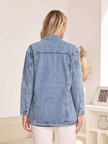 女士时尚珍珠装饰水洗牛仔外套，长袖翻领，舒适常规长度 - 中等水洗藍 - 查看 2