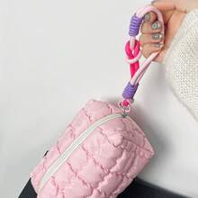 这款马卡龙色化妆包采用便捷的提手设计，非常适合旅行携带。它由柔软的绗缝泡沫面料制成，空间宽敞，并配有时尚的拉链和格子图案。这款便携式化妆包包含一个抽绳和一个可爱的零钱包，还可以用作珠宝收纳包、化妆刷收纳包和口红收纳包。 - 彩色 - 查看 5