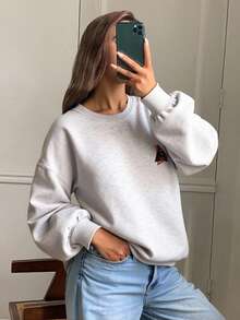 Livesso Sudadera holgada de felpa gruesa, de estilo casual y urbano, con cuello redondo, decorada con un patrón de contraste floral gris en la parte delantera, para mujer, para invierno - Gris - Ver 3