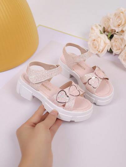 夏季新款女童时尚高跟凉鞋，圆头休闲沙滩拖鞋，蝴蝶装饰，可爱甜美，适合女孩夏季户外穿着